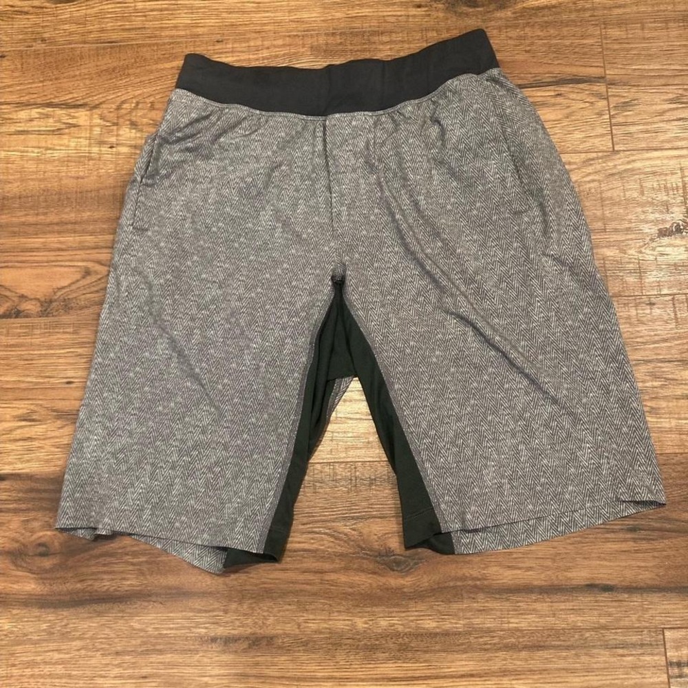 Lululemon Black Grey Shorts Mens Small‎ Activewear Workout Gym Running Summer